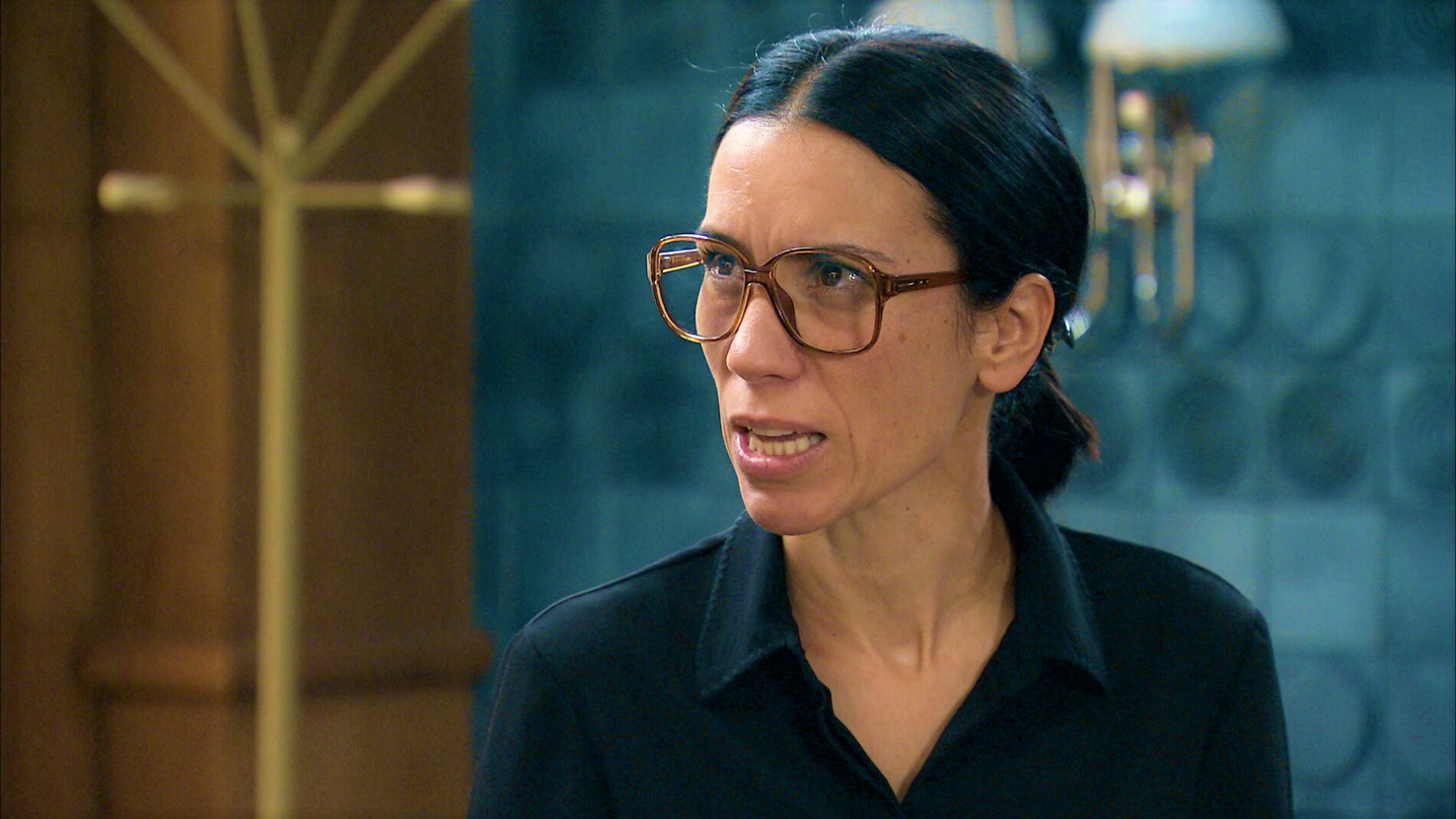 Manolita, llena de rabia e impotencia, se enfrenta a Marcelino al sentirse engañada