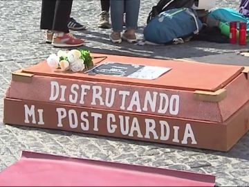 Los médicos MIR se concentran en la plaza de Cataluña en su sexto día de huelga para pedir mejores laborales, salariales y formativas