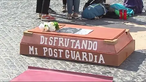 Los médicos MIR se concentran en la plaza de Cataluña en su sexto día de huelga para pedir mejores laborales, salariales y formativas Los médicos MIR se concentran en la plaza de Cataluña en su sexto día de huelga para pedir mejores laborales, salariales y formativas