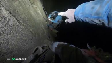 Dos escaladores descienden y escalan el Pozo MTDE en Cantabria: 