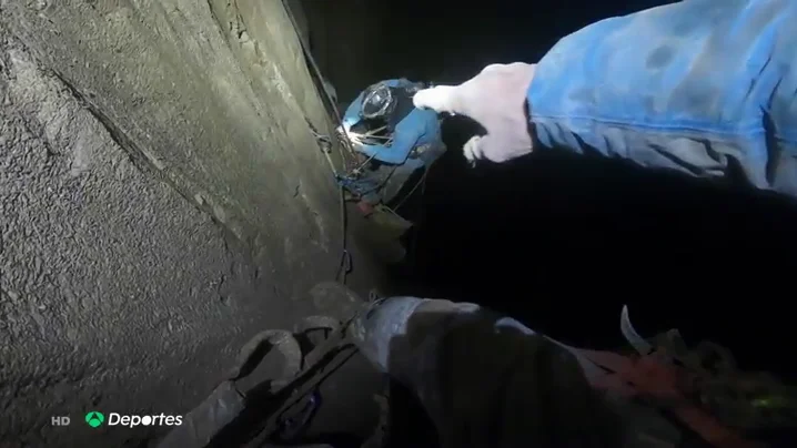 Dos escaladores descienden y escalan el Pozo MTDE en Cantabria: "Es un sitio muy chungo"