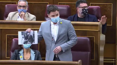 Bronca en el Congreso con Gabriel Rufián exhibiendo una foto de Felipe VI de niño con Franco Bronca en el Congreso con Gabriel Rufián exhibiendo una foto de Felipe VI de niño con Franco