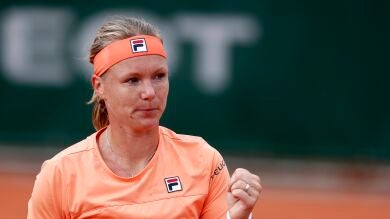 Kiki Bertens termina su partido de Roland Garros ante Sara Errari en silla de rueda y su rival estalla: 