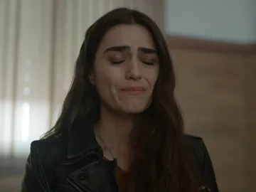 Enrique entrega a Julia las cenizas de Carlos en un chantaje de lo más sucio Enrique entrega a Julia las cenizas de Carlos en un chantaje de lo más sucio