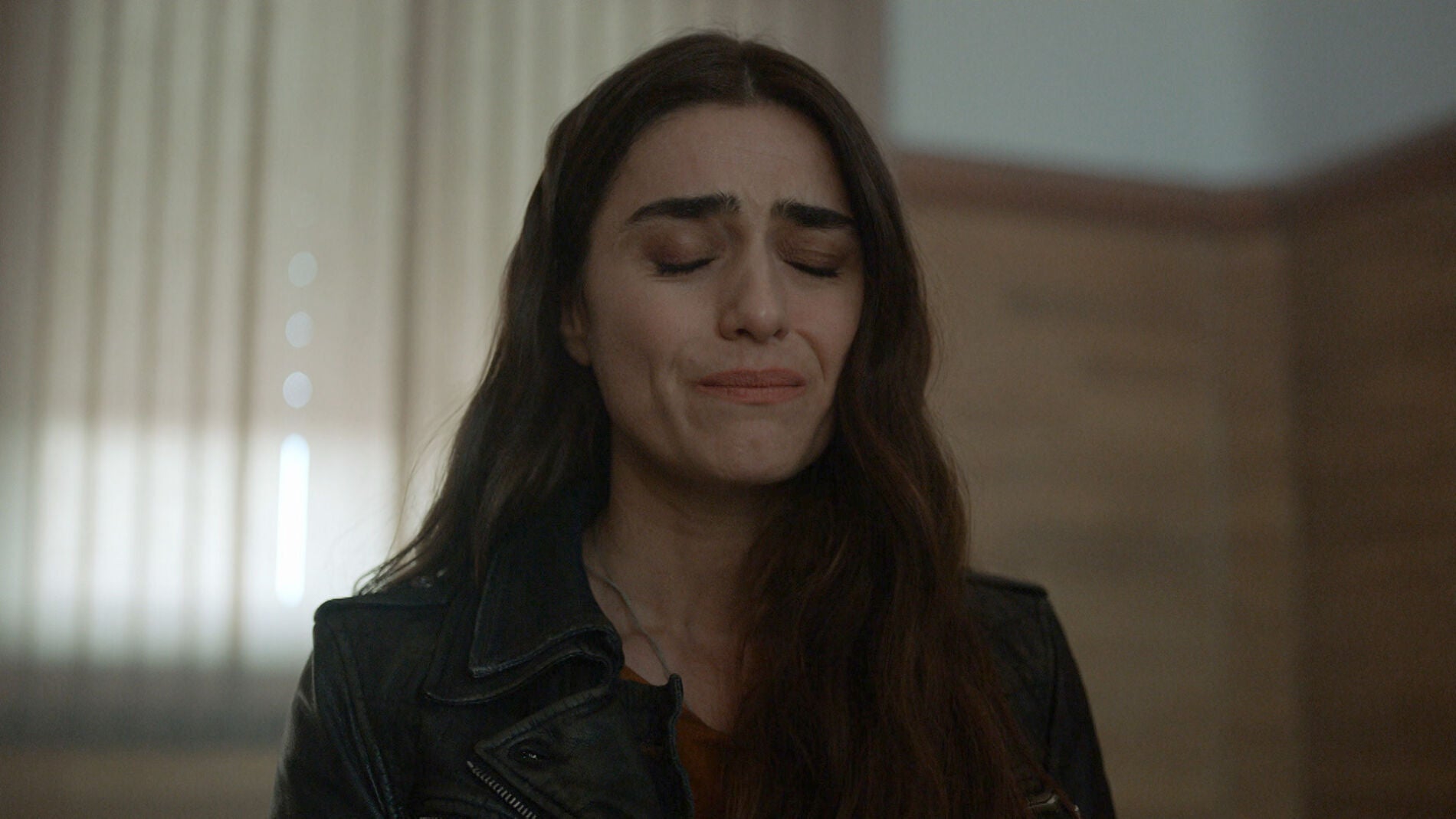 Enrique entrega a Julia las cenizas de Carlos en un chantaje de lo m&aacute;s sucio 