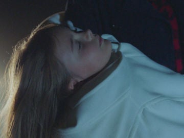 Marta, inconsciente, vuelve a los brazos de Alma, ¿qué pretende hacer con ella? 