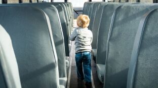 Un ni&ntilde;o en un autob&uacute;s