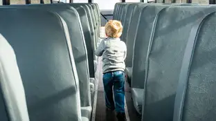 Un niño en un autobús Un niño en un autobús