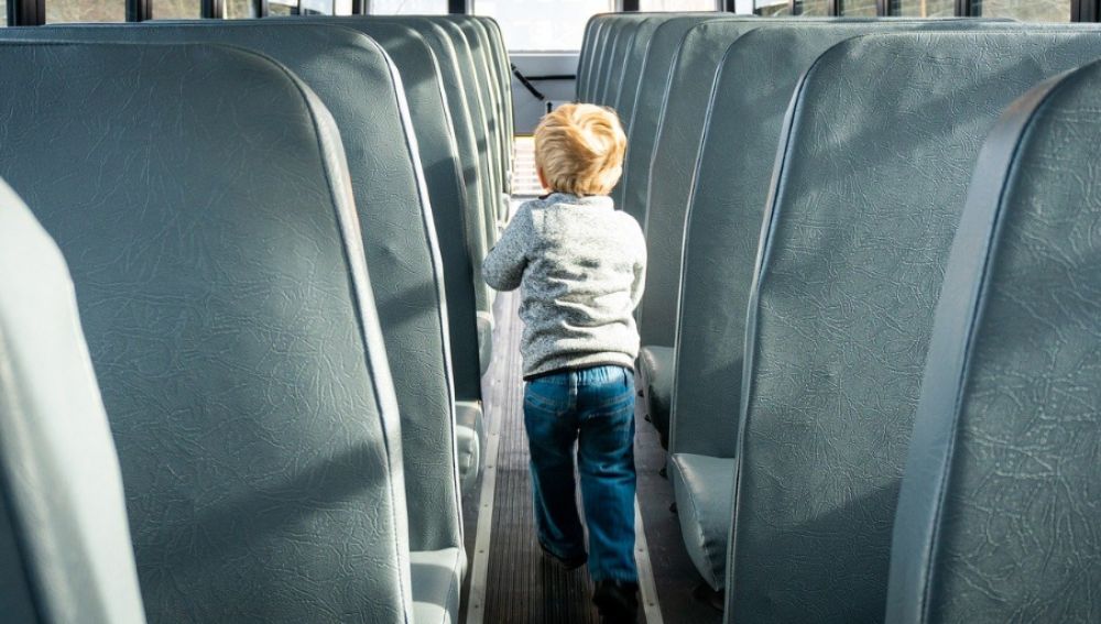 Un niño en un autobús