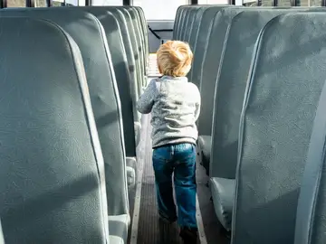 Un niño en un autobús Un niño en un autobús