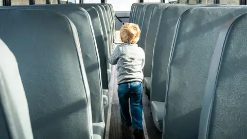 Un niño en un autobús Un niño en un autobús