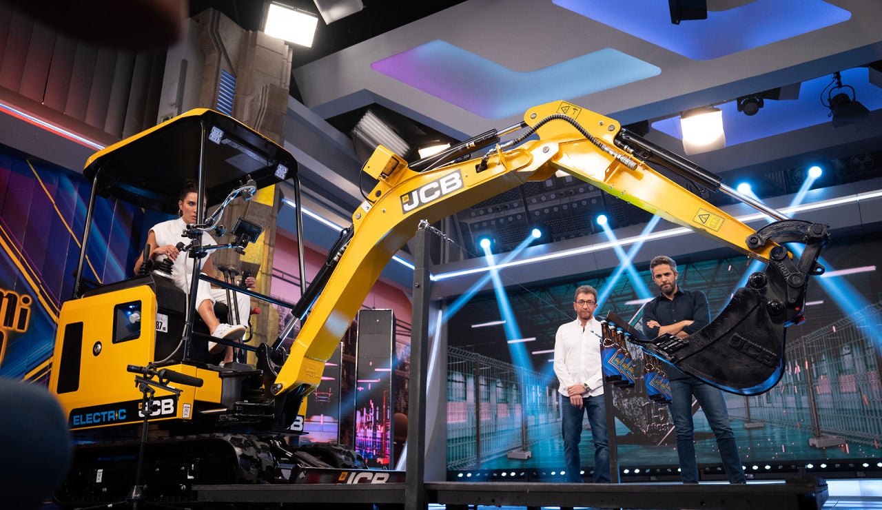 Pilar Rubio, ante un impresionante reto de precisión: colgar seis cervezas de un cable... ¡con una excavadora! Pilar Rubio, ante un impresionante reto de precisión: colgar seis cervezas de un cable... ¡con una excavadora!