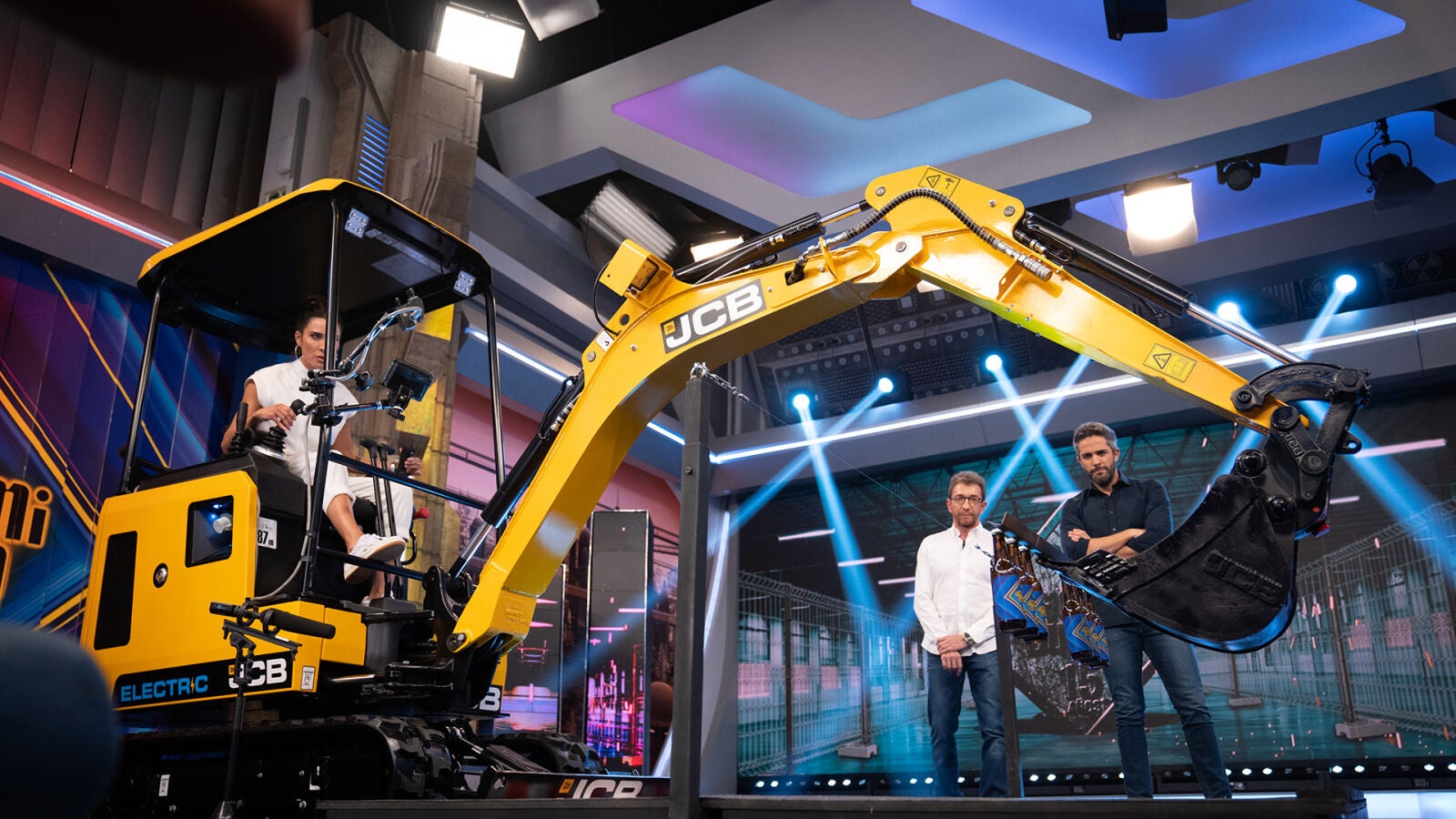 Pilar Rubio, ante un impresionante reto de precisión: colgar seis cervezas de un cable... ¡con una excavadora!