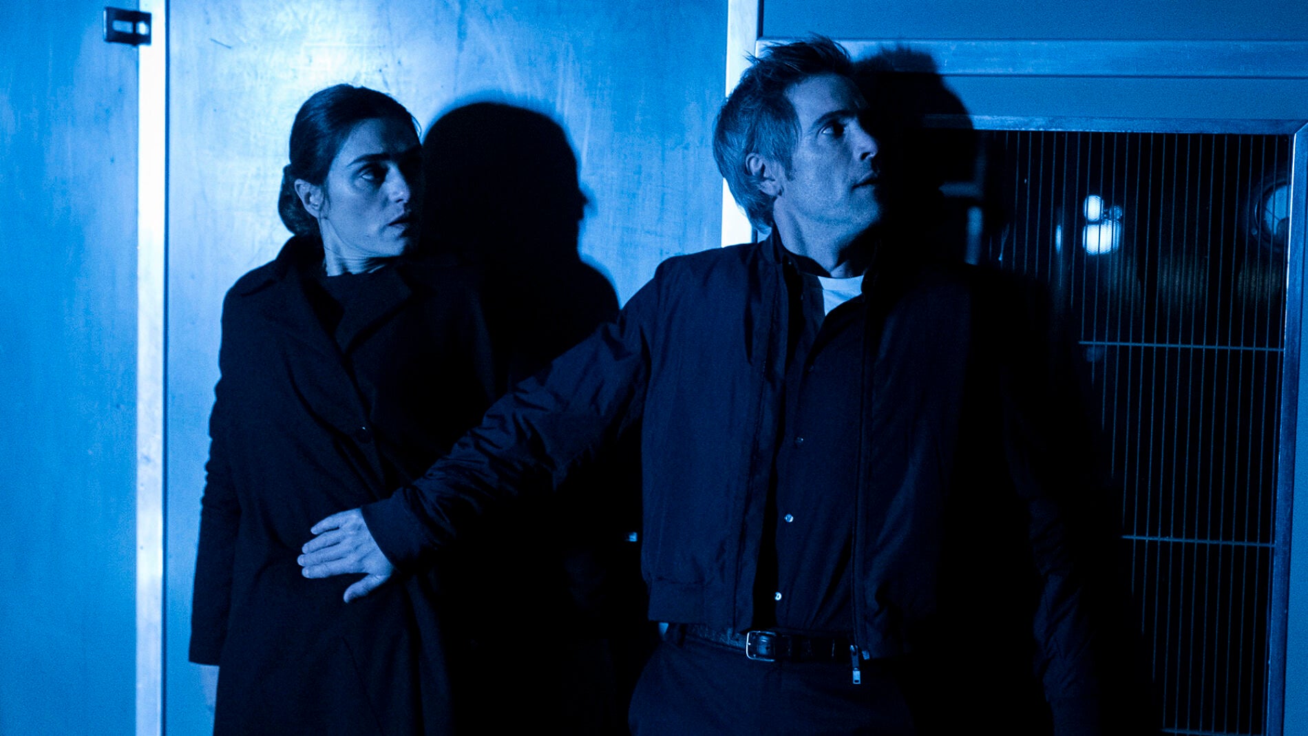 La trepidante huida de Julia y Hugo en el CIM para evitar ser detenidos 