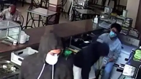 Imagen de la cámara de seguridad del atraco a un bar de Lliria, en Valencia Atraco