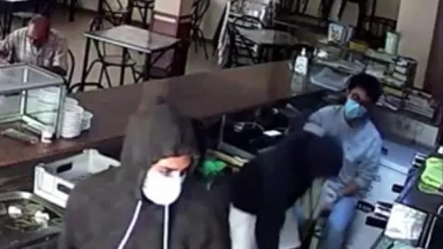 Imagen de la cámara de seguridad del atraco a un bar de Lliria, en Valencia Atraco