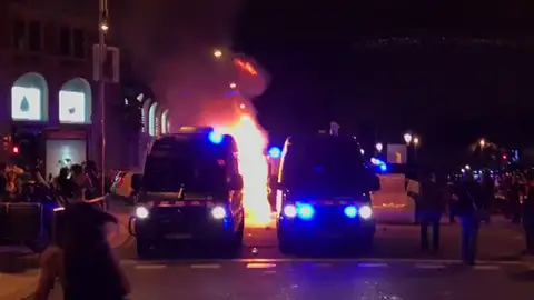 Quema de contenedores y lanzamiento de pirotecnia contra los Mossos en varias marchas en Cataluña Quema de contenedores y lanzamiento de pirotecnia contra los Mossos en varias marchas en Cataluña