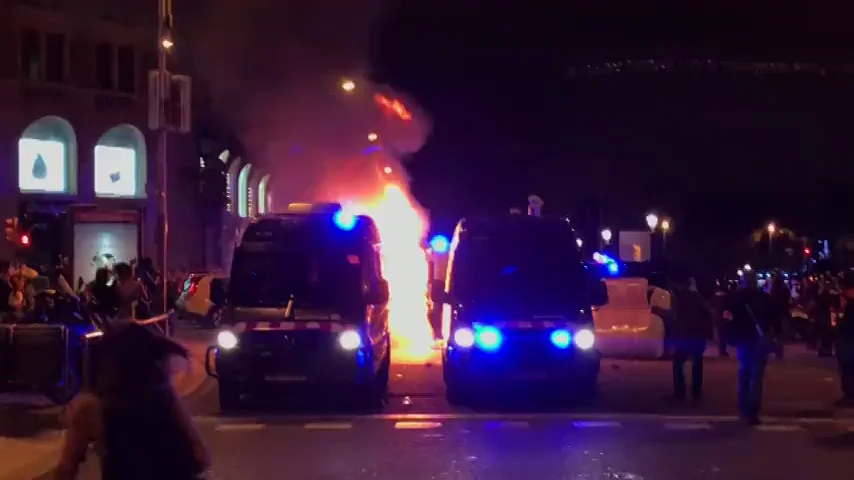Quema de contenedores y lanzamiento de pirotecnia contra los Mossos en varias marchas en Cataluña Quema de contenedores y lanzamiento de pirotecnia contra los Mossos en varias marchas en Cataluña