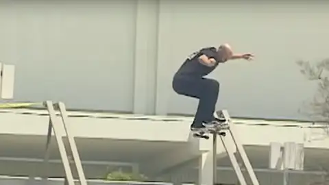 El skater Dane Burman se la juega en su nuevo vídeo 'Espero morir' El skater Dane Burman se la juega en su nuevo vídeo 'Espero morir'