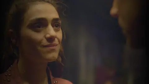 Julia, ¿dispuesta a alejarse de su familia para no ponerlos en peligro? Julia, ¿dispuesta a alejarse de su familia para no ponerlos en peligro?