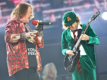 Imagen de archivo del cantante Axl Rose y el guitarrista Angus Young