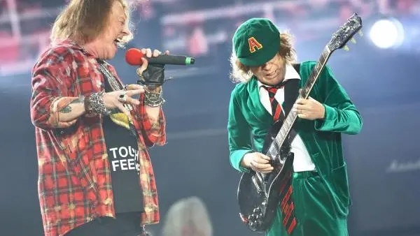 Imagen de archivo del cantante Axl Rose y el guitarrista Angus Young
