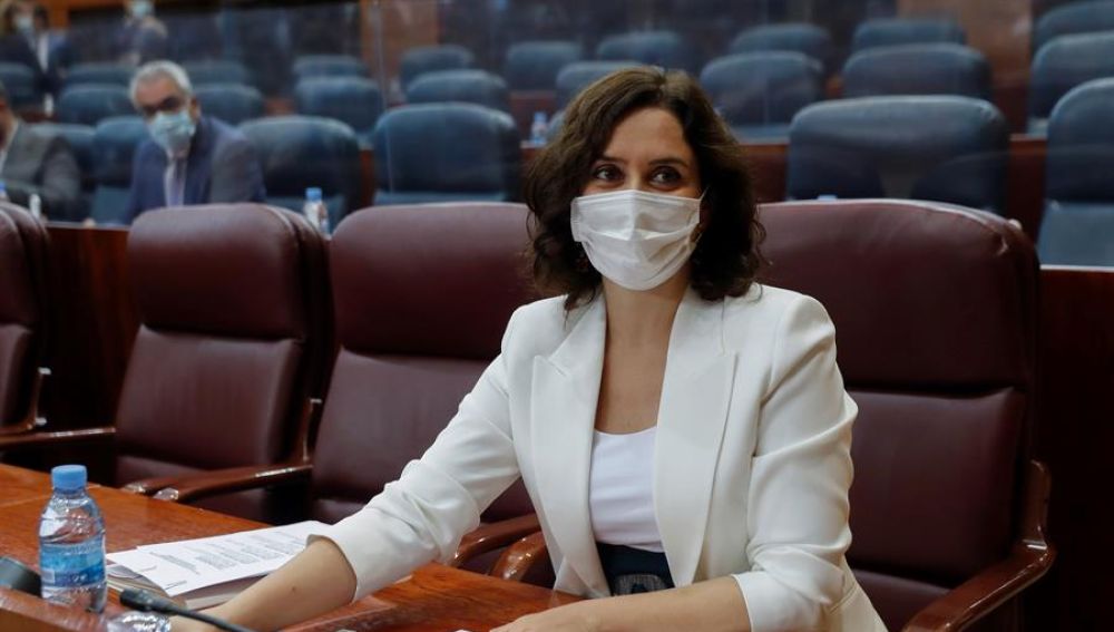 La presidenta regional, Isabel Díaz-Ayuso, al inicio del pleno de la Asamblea de Madrid.