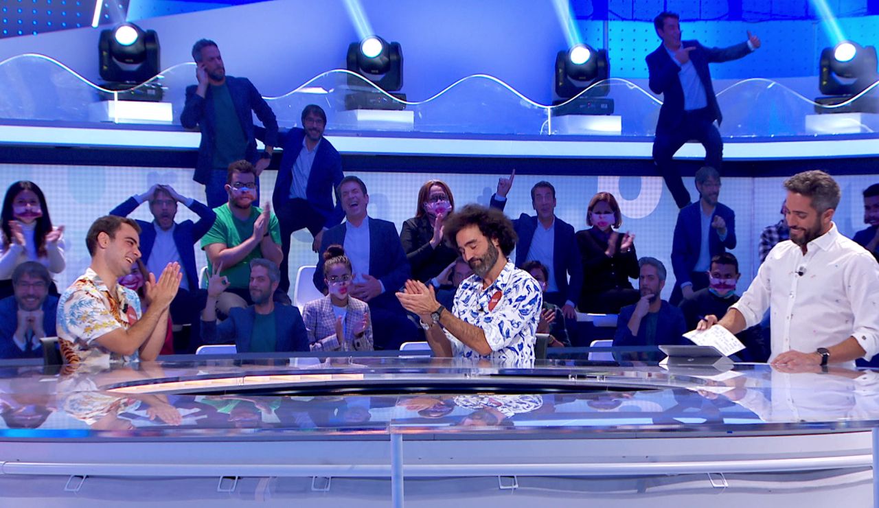 ¡Brutal! Pablo cumple su palabra y luce una “camisa loca lustrosa” cedida por Raúl Gómez ¡Brutal! Pablo cumple su palabra y luce una “camisa loca lustrosa” cedida por Raúl Gómez