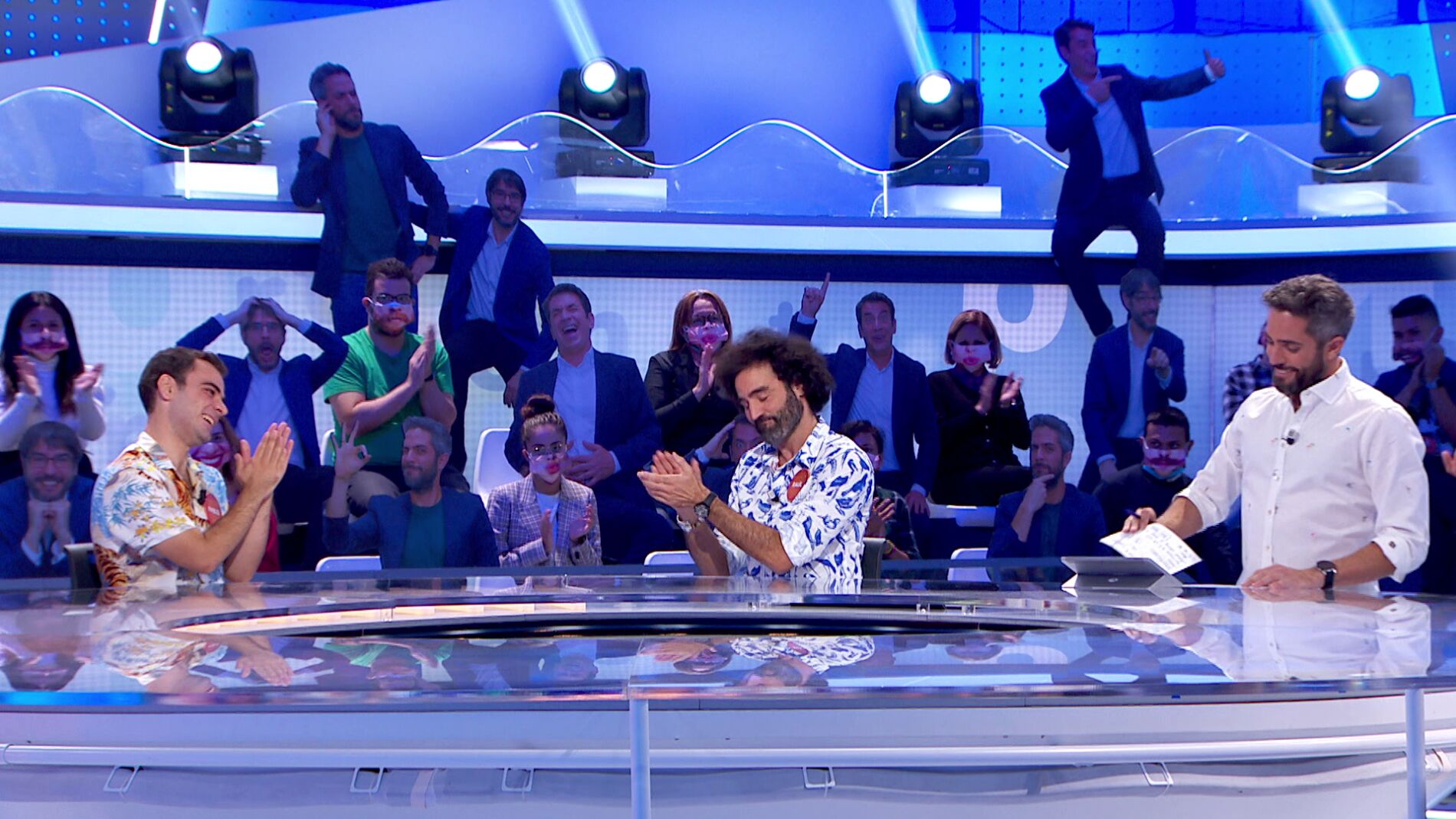 ¡Brutal! Pablo cumple su palabra y luce una “camisa loca lustrosa” cedida por Raúl Gómez 