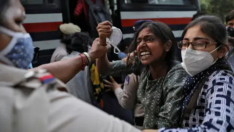 Graves disturbios tras la violación de una joven en India India