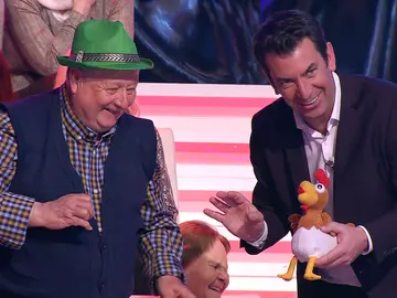 El ataque de risa de Arturo Valls en ‘¡Ahora caigo!’ por la nueva fuerza del Tirol… con pollo El ataque de risa de Arturo Valls en ‘¡Ahora caigo!’ por la nueva fuerza del Tirol… con pollo