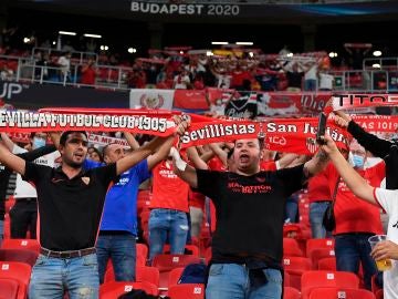 Aficionados del Sevilla en la Supercopa de Europa, en el Puskas Arena