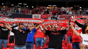 Aficionados del Sevilla en la Supercopa de Europa, en el Puskas Arena