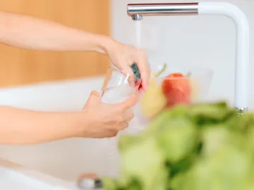 Fregando un vaso Fregando un vaso