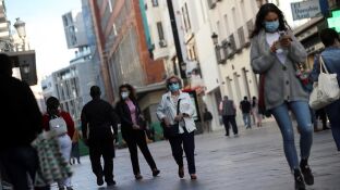 Ciudadanos con mascarilla en el centro de Madrid, horas antes de las nuevas restricciones