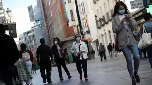 Restricciones por coronavirus en España Ciudadanos con mascarilla en el centro de Madrid, horas antes de las nuevas restricciones