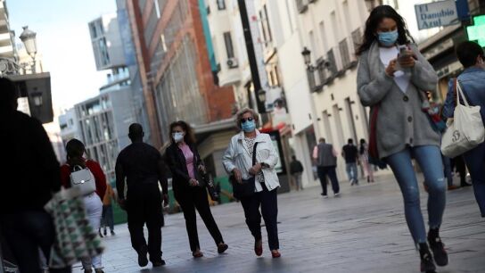 Ciudadanos con mascarilla en el centro de Madrid, horas antes de las nuevas restricciones