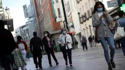 Restricciones por coronavirus en España Ciudadanos con mascarilla en el centro de Madrid, horas antes de las nuevas restricciones