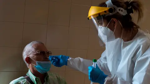 Una sanitaria realiza una PCR a un hombre Una sanitaria realiza una PCR a un hombre
