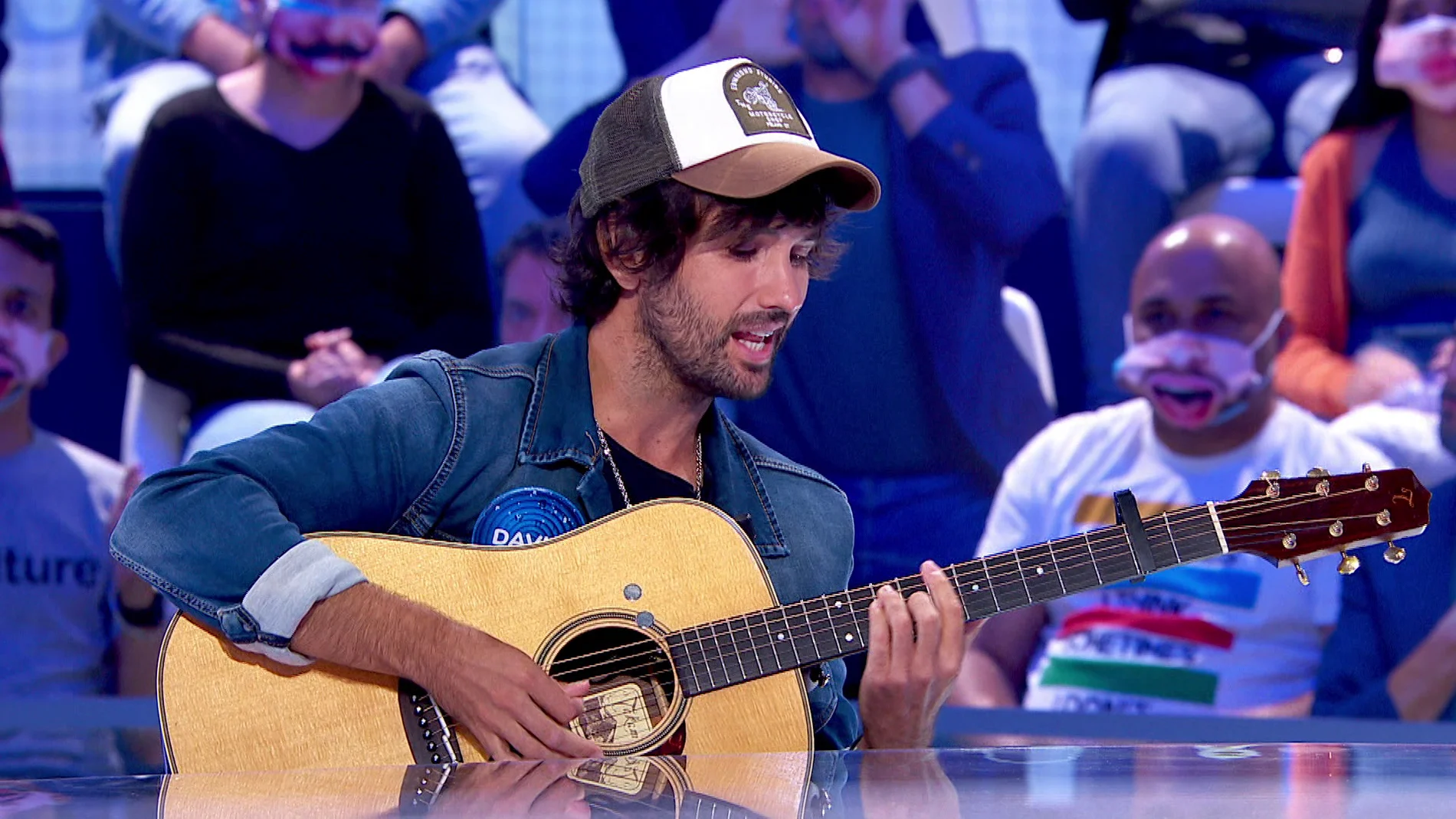 ¡Un mix fabuloso! David Otero toca la guitarra y canta junto a Roberto Leal en ‘Pasapalabra’ 