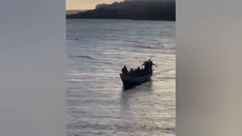 26 inmigrantes llegan a Granadilla (Tenerife) con cánticos de alegría por alcanzar tierra 26 inmigrantes llegan a Granadilla (Tenerife) con cánticos de alegría por alcanzar tierra