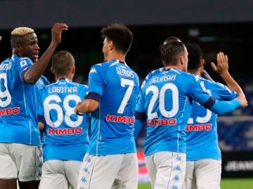 Los jugadores del Nápoles celebran un gol