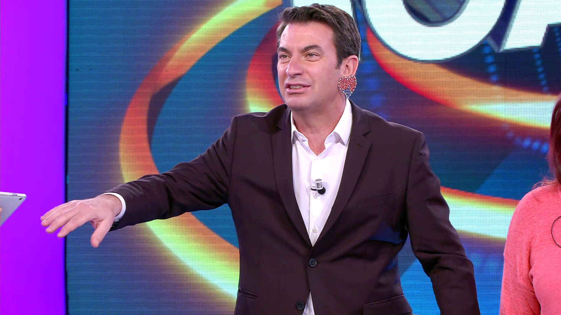 "&iexcl;A tu bola!": Un concursante y los pendientes de Arturo Valls provocan el caos en '&iexcl;Ahora caigo! 