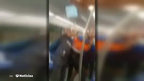 Multitudinaria pelea en el Metro de Barcelona porque un joven no llevaba mascarilla contra el coronavirus Multitudinaria pelea en el Metro de Barcelona porque un joven no llevaba mascarilla contra el coronavirus