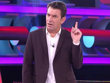 La absurda conversación de Arturo Valls en ruso con una concursante en '¡Ahora caigo!' La absurda conversación de Arturo Valls en ruso con una concursante en '¡Ahora caigo!'