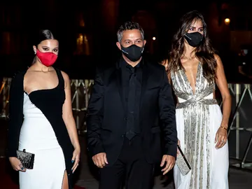 Manuela junto a su padre, Alejandro Sanz, y la novia de este, Rachel Valdés Manuela junto a su padre, Alejandro Sanz, y la novia de este, Rachel Valdés