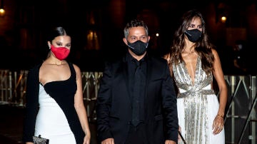 Manuela junto a su padre, Alejandro Sanz, y la novia de este, Rachel Valdés