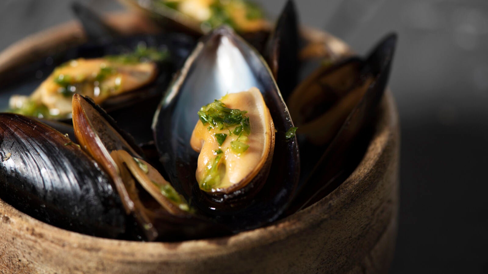 ¿Por qué el color de la carne de algunos mejillones es más pálida?