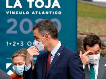 El presidente del Gobierno Pedro Sánchez, junto a la diputada del PP Ana Pastor (i) y el presidente de Andalucía Juanma Moreno (d), a su llegada a la clausura del Foro La Toja 2020, esta mañana en la isla de La toja, en O Grove, Pontevedra. 