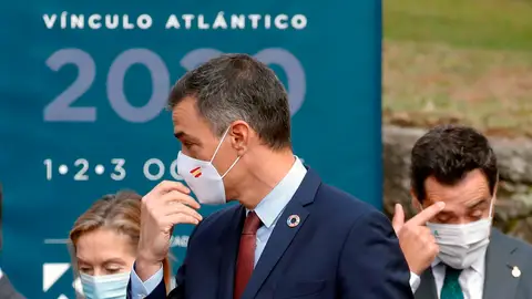 El presidente del Gobierno Pedro Sánchez, junto a la diputada del PP Ana Pastor (i) y el presidente de Andalucía Juanma Moreno (d), a su llegada a la clausura del Foro La Toja 2020, esta mañana en la isla de La toja, en O Grove, Pontevedra. El presidente del Gobierno Pedro Sánchez, junto a la diputada del PP Ana Pastor (i) y el presidente de Andalucía Juanma Moreno (d), a su llegada a la clausura del Foro La Toja 2020, esta mañana en la isla de La toja, en O Grove, Pontevedra.